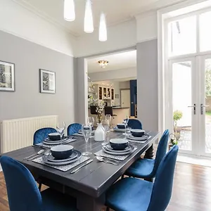 Stylish Lytham 5 Bedroom 3 Bathroom House With Hot Tub Holiday home Lytham St Annes