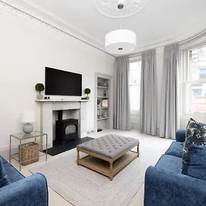 Stylish 3-bedroom Getaway Apartment Edinburgh