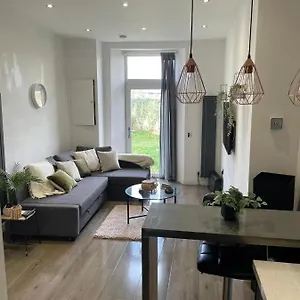 Stylish & Comfortable Ground Floor House - Main Door Private Entrance - Free Parking & Garden Apartment Edinburgh